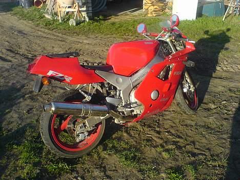 Yamaha FZR 400RR billede 5