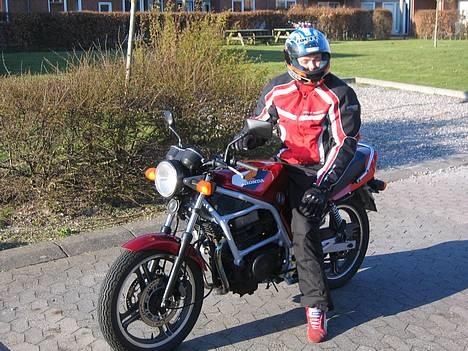 Honda CB 450 S - Skønt at strække ben efter turen helt fra Odense og hjem til Struer :) - (13/4-07) billede 2