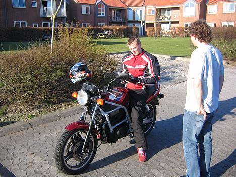 Honda CB 450 S - Min bror var også nysgerrig efter at se og høre hvad for en mc jeg havde købt! :) - (13/4-07) billede 3