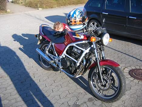 Honda CB 450 S - Honda´ens nye hjem - Struer ;) Så skulle prøvepladen pilles af, og afleveres (over 2 timer for sent, ups) :) - der var kø... - (13/4-07) billede 4