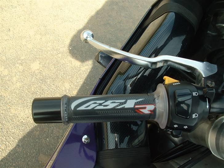 Suzuki GSX-R 750 T - Blinklys, indsugning og håndtag i Carbon. Jo mere - jo bedre. billede 7