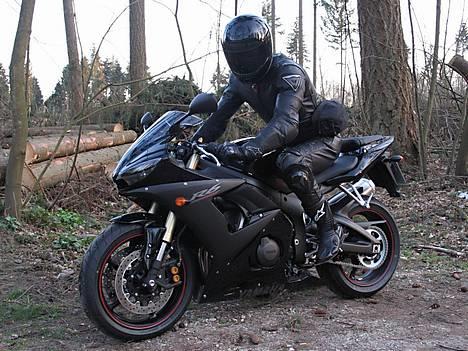 Yamaha YZF-R6 - Hmm prøver at se smart ud, men det virker nok ikke... undskyld :-) billede 1