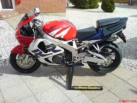 Honda CBR 900RR (Totalskadet) - Her ses Maskinen på en Skide smart Mc stander. Den er helt sikkert alle pengene værd. Den kan kun anbefales. Det bedste ved den er at den kun kræver 1 mand til at betjene den.  billede 9