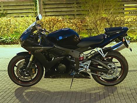Yamaha YZF-R6 - Taget midt om natten med 25 sekunders lukkertid :-) billede 8