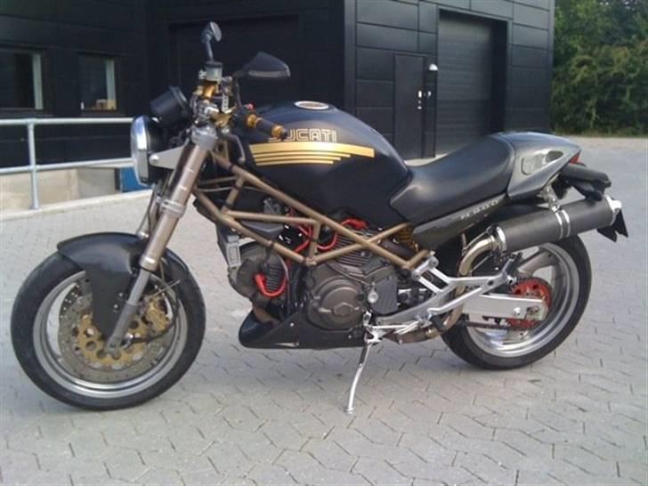 Ducati 900 Monster - (Solgt!) - 180´er Michelin Pilot Sport bagdæk, poleret fælgkant og bagsvinger og Oplagte Ducati Performance Carbon potter. billede 2