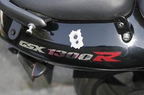Suzuki GSX1300R - skud huller....vi er jo til heste.... :-)... og monterings beslag til taske sæt... billede 2