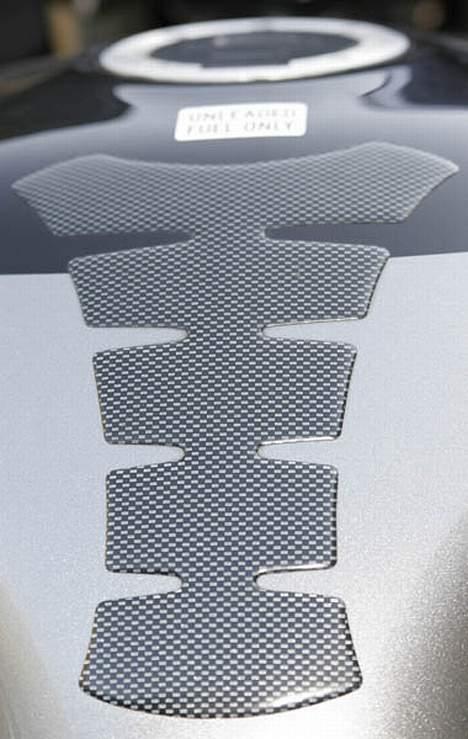 Suzuki GSX1300R - carbon tank-pad, så slipsenålen ikke ridser........hahahahahahaha. billede 14