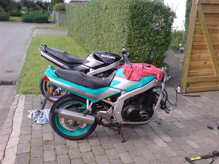 Suzuki gs 500 dele til salg - alle min dele skal på den se den her http://www.motorcykelgalleri.dk/html/gal_visbil.asp? billede 2