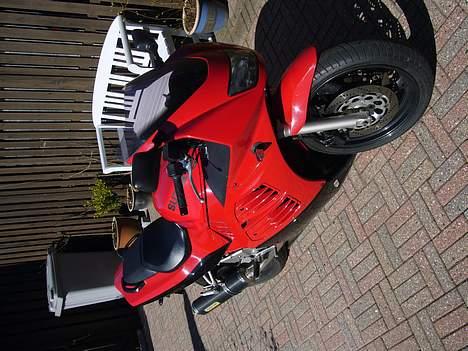Suzuki RF 600R billede 4