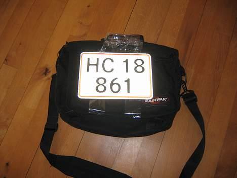 Honda CB 450 S - Ehhm ja, hjemmelavet nr. plade holder? - skulle lige om til en og ha boret nogle huller i den, og hvad gør man så? Man taper! ;) - (18/4-07) billede 7