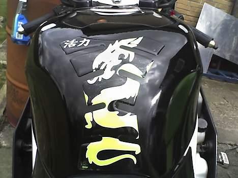 Kawasaki ZXR 750 - Den nye tank pad. Ser gul ud på dette billede men den er i virkeligheden kawa-grøn billede 7