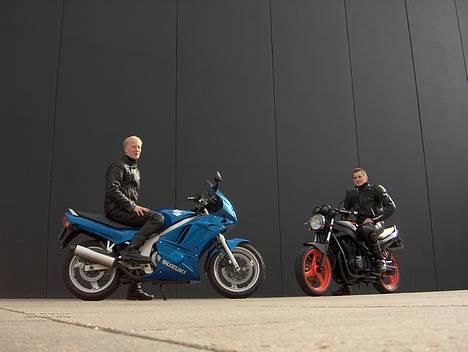 Suzuki Gs500 E (Frederikshavn) - Simon (tv.) og jeg (th.), på vores dæmoner.. billede 17