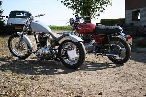 BSA 650  1973 "Solgt" - Her står Bsa´en sammen med et projekt jeg er mega spændt på - en AJS 500 fra 1953 billede 8