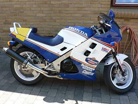 Honda VFR750F *SOLGT* - Her er den så med "buldre-potten" monteret. Den lyder for fed. billede 14