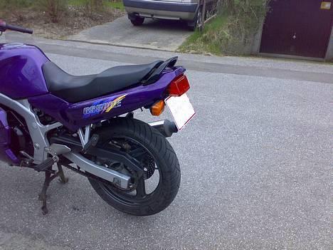 Suzuki GS500E *SOLGT* - Det er så det færdige resultat af den hjemmelavede nummerpladeholder.. :) billede 10