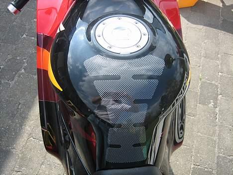 Honda CBR600F3 ( SOLGT ) - carbon tankpad monteret billede 4