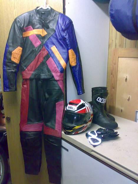 Suzuki GS500E *SOLGT* - Så kom udstyret sgu iorden... Gammel dragt og hjelm! Ikke så køn, men aldrig brugt og var ekstrem billig og så det ægte læder.. Nyinkøbte handsker og støvler.. NICE!! billede 12