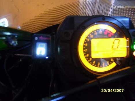 Kawasaki ZX10R - Gear indikator. (guld værd) næsten et must når der skal gives gasss ud af sving billede 12