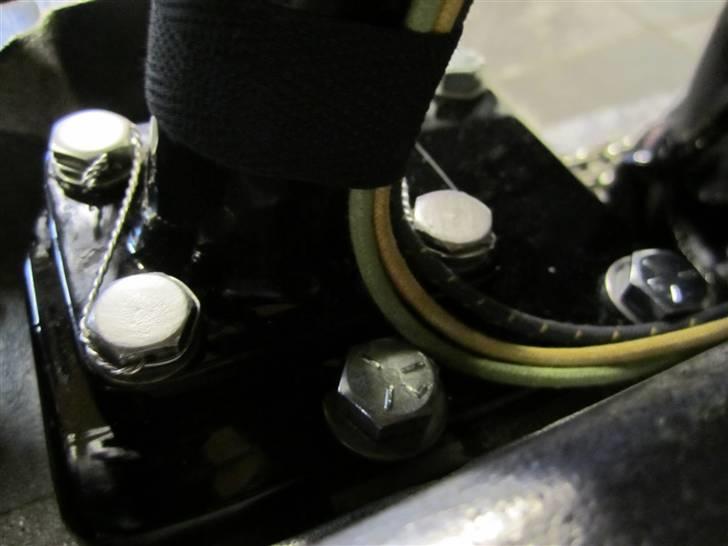 Harley Davidson Ironhead - Pocket Rocket - Routing af ledninger, monteret med sort tidstypisk bomulds tape billede 13
