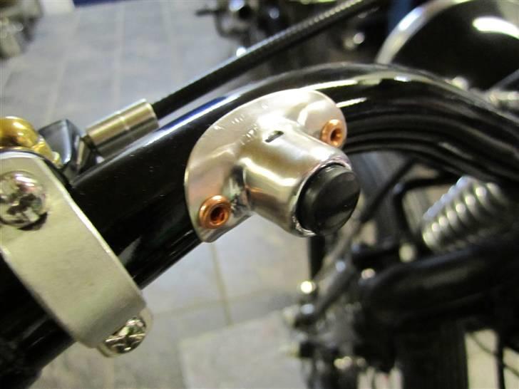 Harley Davidson Ironhead - Pocket Rocket - Horn kontakten er monteret med kobber nitter, på det modificeret styr billede 15