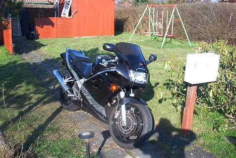 Honda VFR 750 F - Fronten af Min VFR Hjemme i Kolonihaven ;-)  billede 1