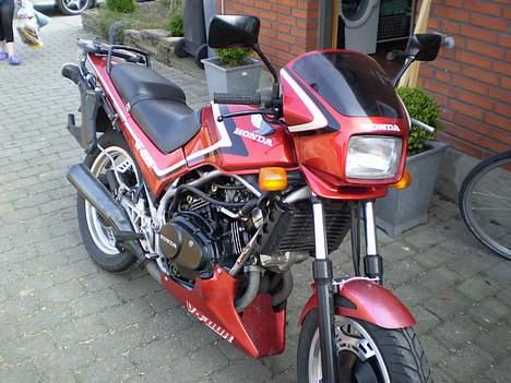 Honda VF400F  totalskadet billede 11