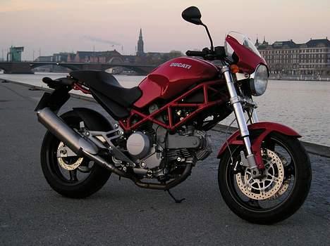 Ducati Monster 620ie - Solgt - I aftensolen, syntes egentlig selv det er et ret fedt billede. Det er iøvrigt taget af min søde kæreste.... billede 1