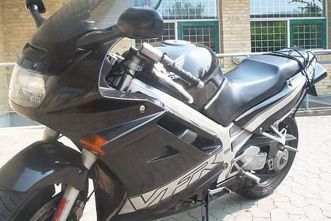 Honda VFR 750 F - Front fra Højre side  billede 7