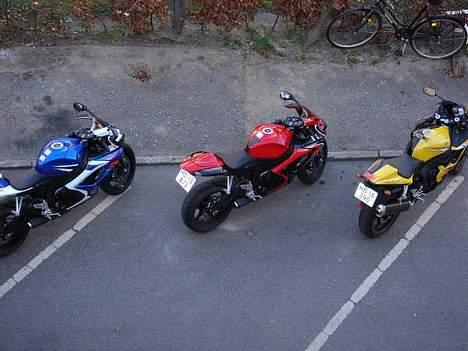 Suzuki Gsxr - Glæder mig til en dag den 750ér tør køre med os andre, så vi kan se hvad den kan.. ELLER ikke kan..:-) billede 2