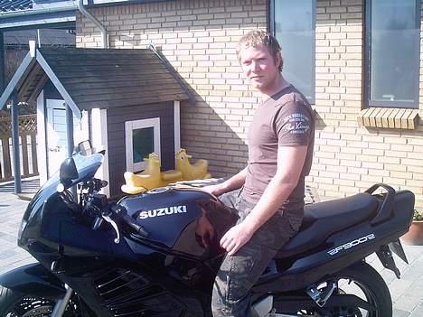 Suzuki RF 900R - Ham selv og Suzukién billede 2