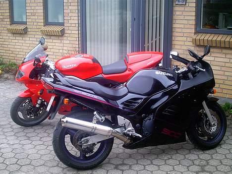 Suzuki RF 900R - Her med originale lilla stafferinger. Min fars Triumph i baggrunden billede 11