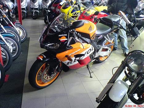 Honda CBR 1000RR Repsol - Ved forhandler december 06 billede 3