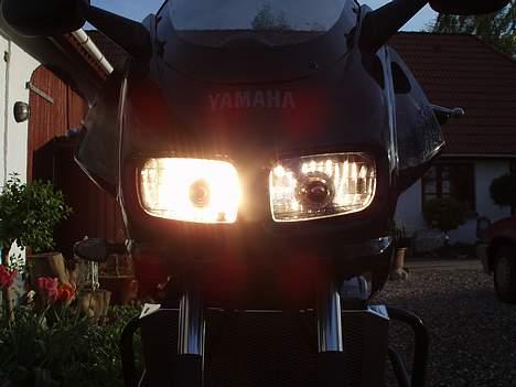 Yamaha FZS 600 Fazer - Langt lys med Philips Night Vision H4-pære billede 7