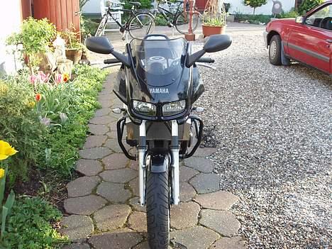 Yamaha FZS 600 Fazer - MC´en forfra billede 10