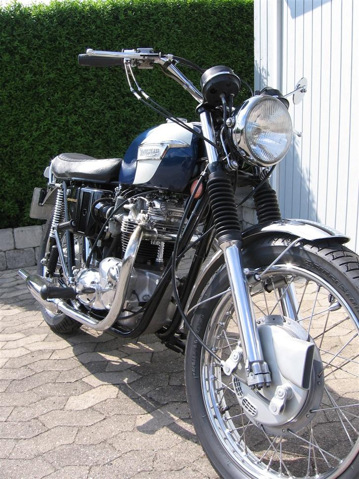 Triumph Bonneville 650 - Efter removeringen. Nye dæk blandt andet og alt pudset og det der ikke kunne pudses flot er skiftet :-) billede 1