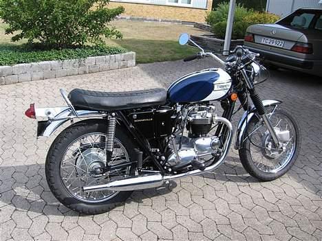 Triumph Bonneville 650 - Kender vil bemærk at oiletanken er delt i 2, men at den har de "rigtige" lydpotter. Egentlig ulovlige ;-) billede 2