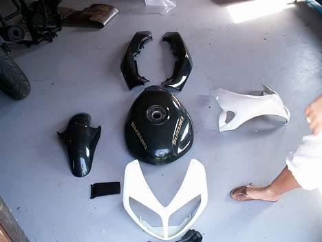 Suzuki 600 bandit - så er alt klar til at blive malet, alle skjolde skal være lyse blåt stel sort og skrift skal være sølv billede 3