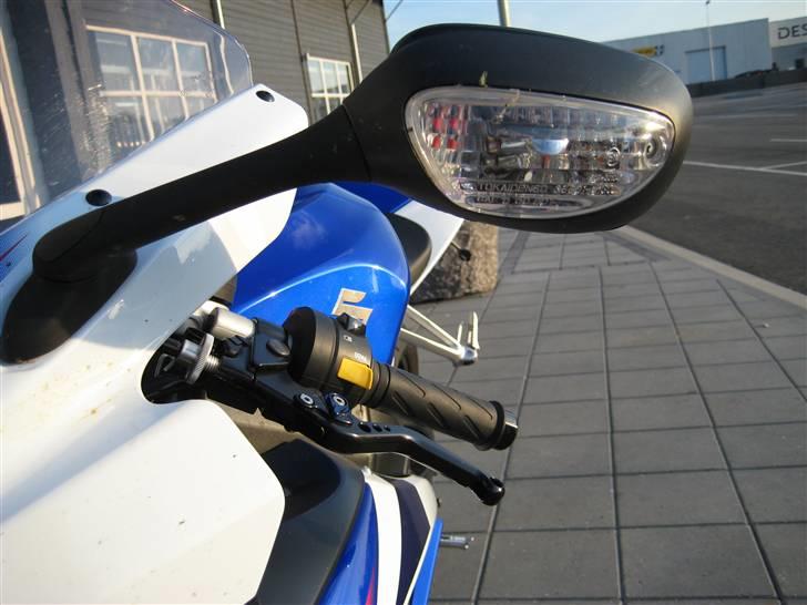 Suzuki GSX 750 R (solgt) - Her kan effekten af de chromfarvede blinklyspærer ses. Intet orange skær... billede 3