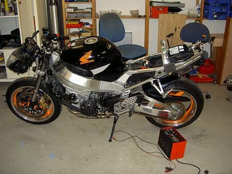 Honda Cbr Fireblade (Solgt) - Så kom tanken på og cyklen blev startet for første gang i år billede 13