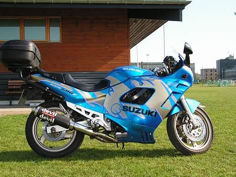 Suzuki GSX 600 F  **solgt** - jaja Fars lille baby på græs.... Måske man skulle finde noget meget sort asfalt og prøve igen.. billede 13