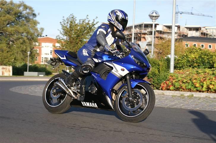 Yamaha YZF R6 (SOLGT) - keep roolin´ roolin´ roolin´ come on...... billede 1