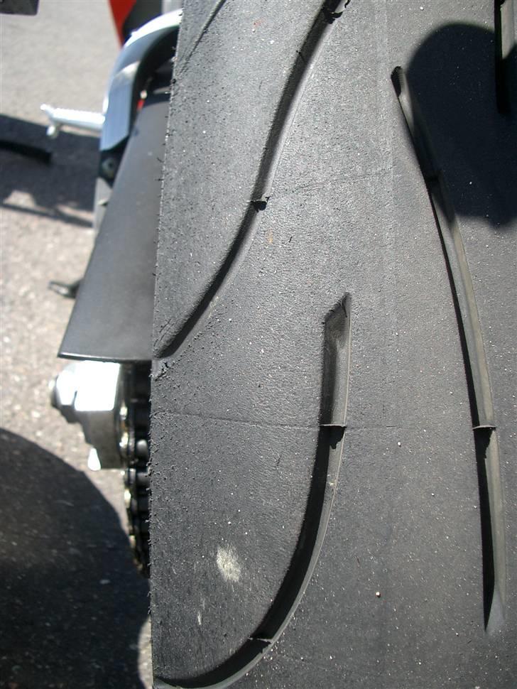 Suzuki GSX-R 750 K1 "solgt" - Den smalle 520 kæde, med MEGET LIDT modstand! Dækket kørt til kanterne. billede 20