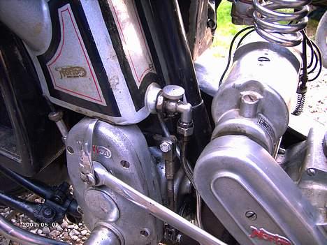 Norton M19 600ccm - Bemærk ventil til at lukke for olien når motoren står stille. billede 7