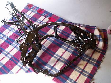 Suzuki 600 bandit - ja så blev stellet malet. det er flot hehe billede 4