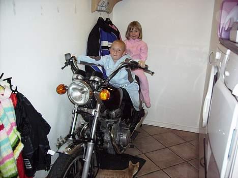 Honda CM400 - 2 af mine 3 unger, sider og leger at de køre en tur :-) billede 3