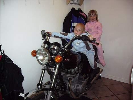 Honda CM400 - prøv lige at tjek min søns kørestil, han skal nok blive en rigtig mc´er billede 4