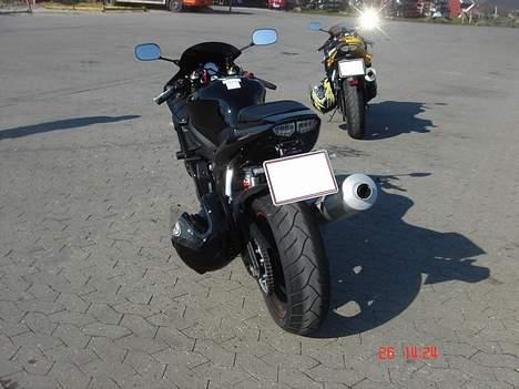 Yamaha YZF R6 - I baggrunden holder   http://www.motorcykelgalleri.dk/html/gal_visbruger.asp?userID=11328 billede 2