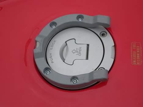 Honda VFR 800   - beslaget til tasken.  billede 9