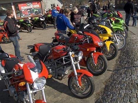 Ducati Monster 800 i.e. - Vi var mange der hentede en sprit ny MC den dag i Feldballe. billede 2