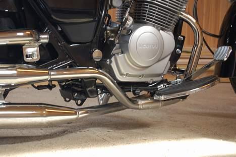 Lifan 250-4 Wide n' Low - Fanme ikke meget frihøjde, kantstene kommer den ikke op af, og det er ikke cyklen man ligger ned i sving. hehe billede 7